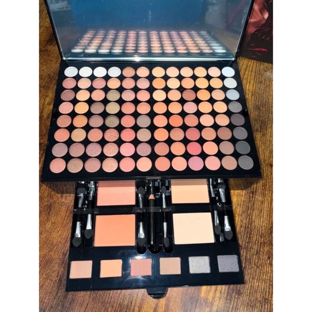 Makeup kit. - Picture 3 of 8